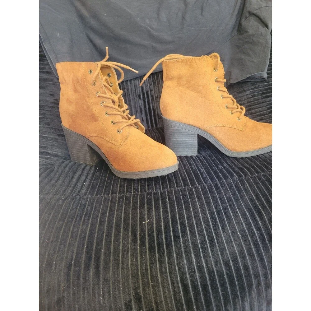 Forever 21 Tan Lace-Up Boots – Size 7.5